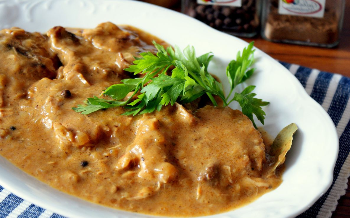 Pyszny przepis na mięso w sosie. Idealne na rodzinny obiad